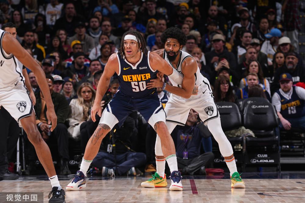 的表现更加 的表现更加